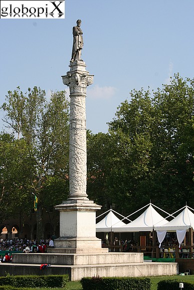 Ferrara - Statua di Ariosto