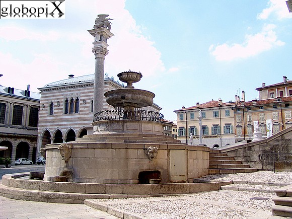 Udine - Piazza della Libertà - Fontana del Carrara