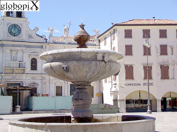 Udine - Piazza Matteotti e chiesa San Giacomo