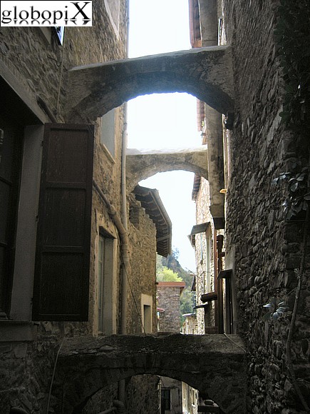 Dolceacqua - Arches between the carruggi