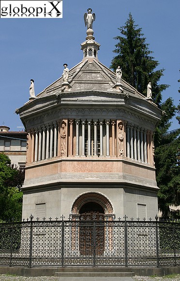 Bergamo - Piazza Duomo - Il Battistero