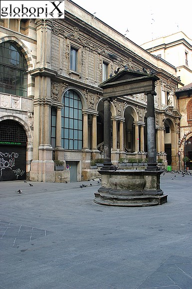 Milan - Piazza Mercanti