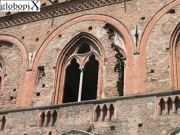 Pavia - Una bifora del Castello Visconteo