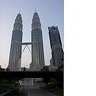 Photo: Petronas Towers e Maxis Tower