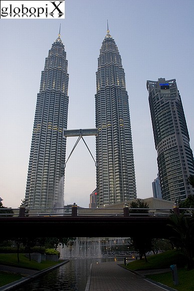 Kuala Lumpur - Petronas Towers e Maxis Tower
