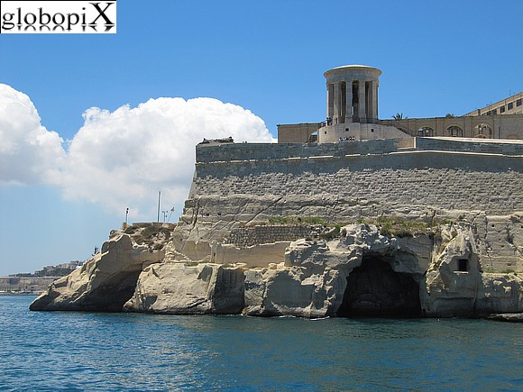 Tour di Malta - Siege Bell Memorial