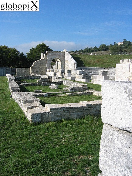 Pietrabbondante - Zona archeologica - Teatro Tempio Sannita