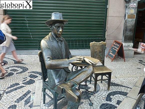 Lisbona - Statua di Fernando Pessoa