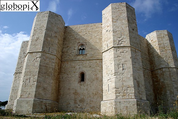 Castel del Monte - Le torri imponenti