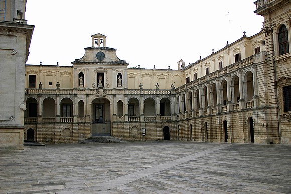 Lecce - Piazza Duomo con Palazzo Vescovile