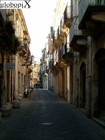 Syracuse - Passages in Ortigia