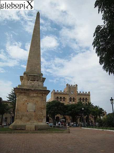 Minorca - Obelisco e Palazzo comunale di Ciutadella