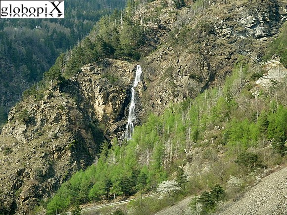 Trenino Rosso - Vista di una cascata dal Bernina Express