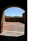 Foto: Cortile dellAbbazia di Monte Oliveto Maggiore