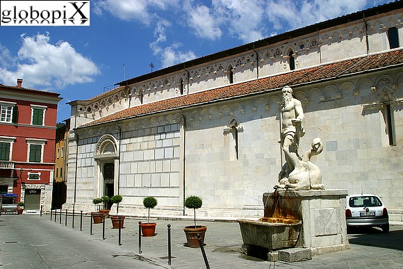 Massa e Carrara - Il Duomo di Carrara e fontana del Gigante