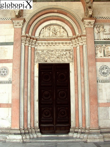 Lucca - Duomo S. Martino - Portale di sinistra