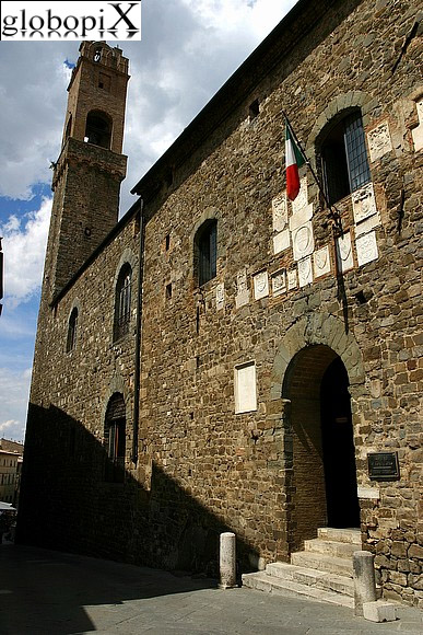 Val d'Orcia - Palazzo dei Priori in Piazza del Popolo