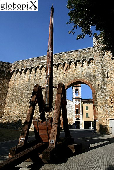 Val d'Orcia - Porta Nuova con antica catapulta