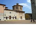 Foto: Chiesa S. Maria della Manna dOro e Teatro Caio Me