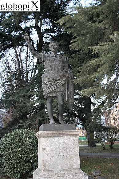 Aosta - Statua di Augusto