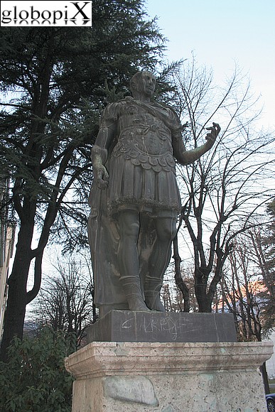 Aosta - Statua di Ottaviano