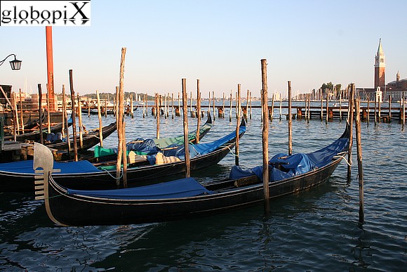 Venice - Gondole ormeggiate