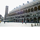 Foto: Piazza della Frutta e Palazzo della Ragione