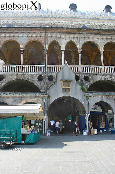 Padova - Piazza della Frutta e Palazzo della Ragione